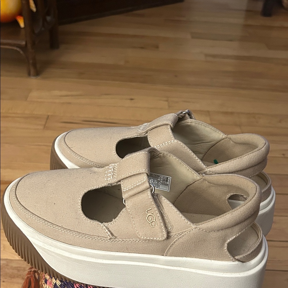 Womens Ugg Ez-Duzzit T strap shoes